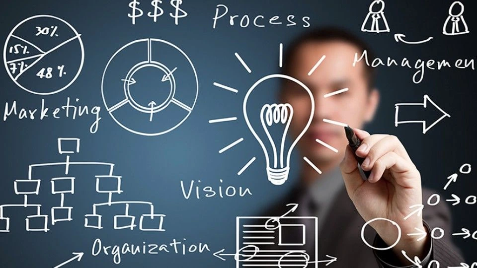 Equipo ejecutando proyecto industrial en campo.