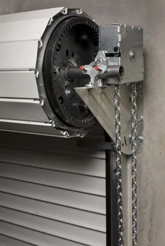 Primer plano de un viaducto de concreto con múltiples niveles de autopistas y pilares masivos, visto desde abajo.