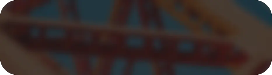 Imagen borrosa de fondo con tonos cálidos y oscuros, que sugiere un entorno de trabajo o colaboración.